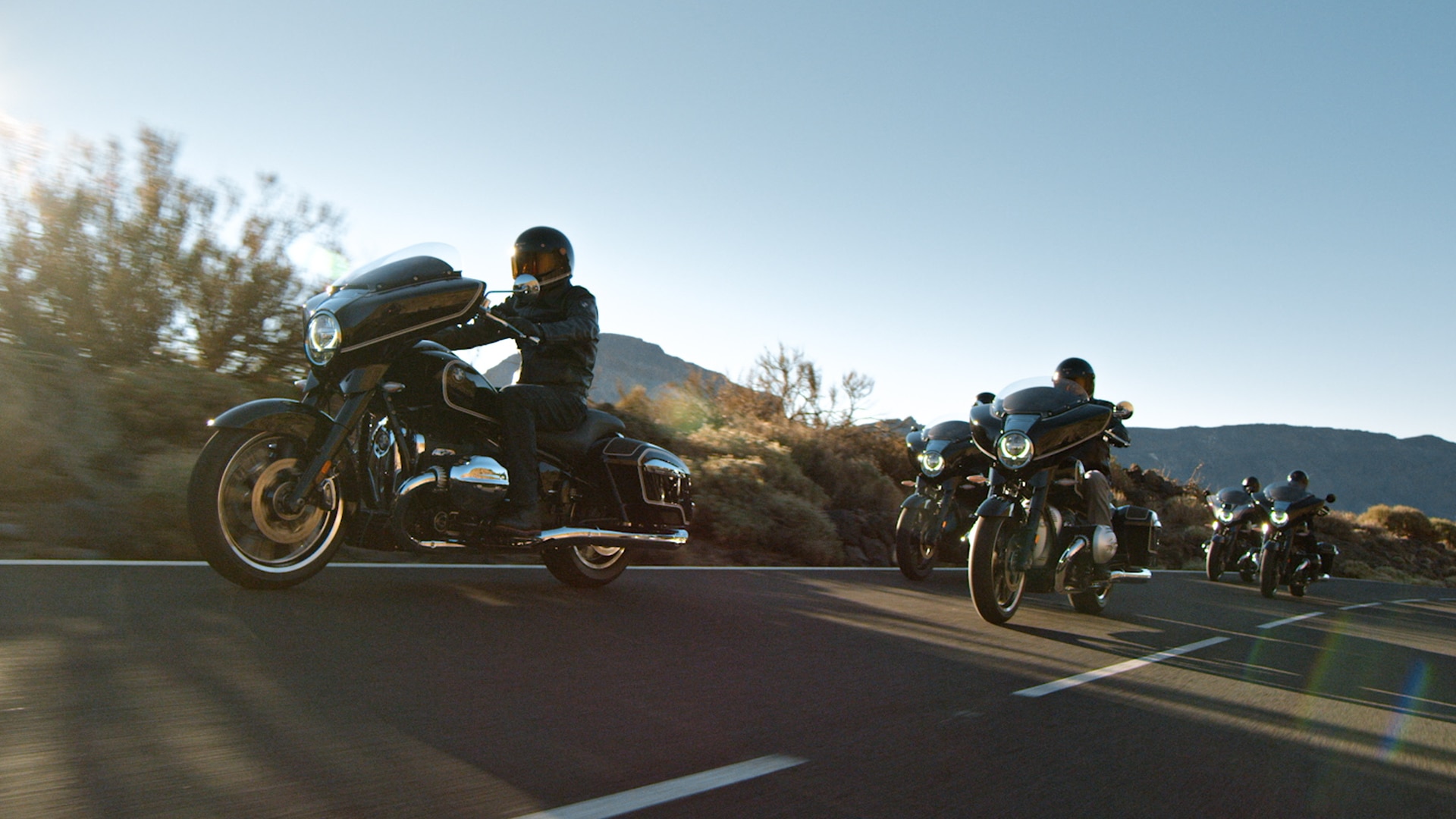Immagine che mostra la BMW R 18 in movimento.