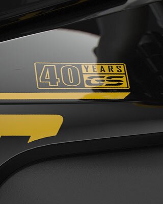 Vediamo la scritta dei 40 anni GS in giallo.