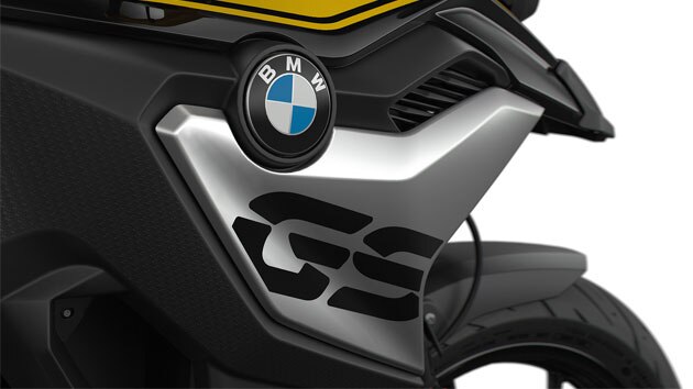 Vediamo la copertura del radiatore con logo GS in dettaglio.