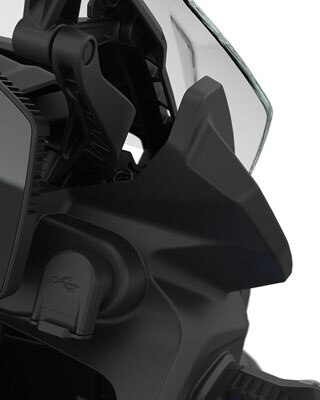 Vediamo il parabrezza e la porta USB della F 850 GS.