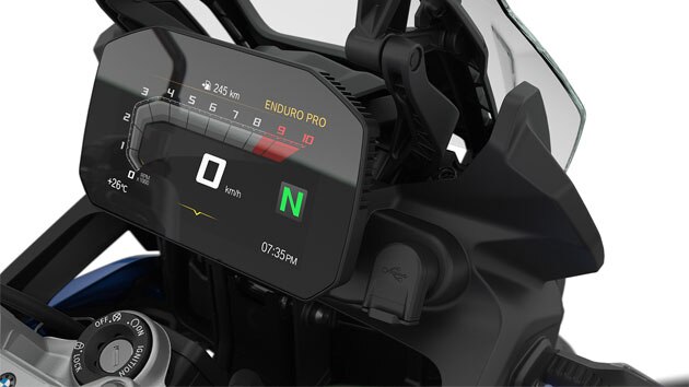 Vediamo il parabrezza e la porta USB della F 850 GS.
