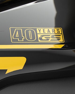 Vediamo la scritta dei 40 anni GS in giallo.