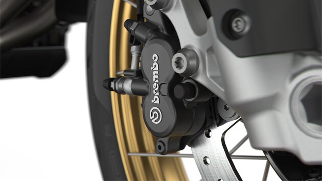 Vediamo l'impianto frenante Brembo nero.