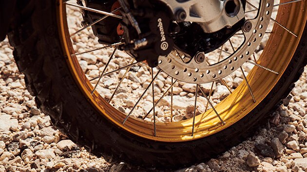 I dettagli della ruota anteriore della nuova BMW F 850 GS Adventure