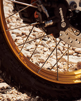 I dettagli della ruota anteriore della nuova BMW F 850 GS Adventure