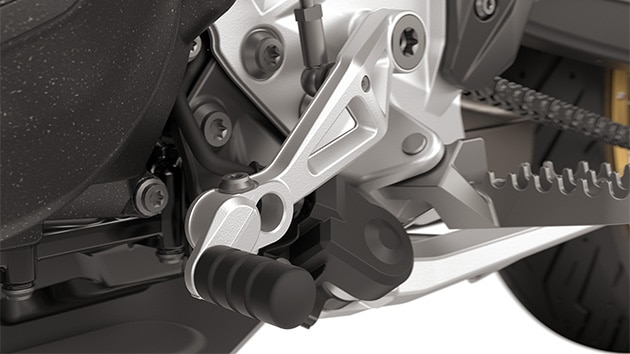 Il pedale del cambio e del freno regolabili appartengono di serie alla F 900 GS di BMW Motorrad