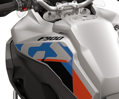 Le mascherine laterali della F 900 GS Adventure di BMW Motorrad con serbatoio grande da 23 litri