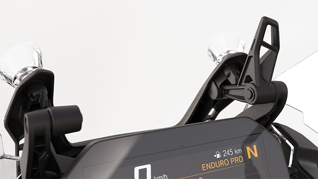 Il parabrezza da touring regolabile della F 900 GS Adventure di BMW Motorrad