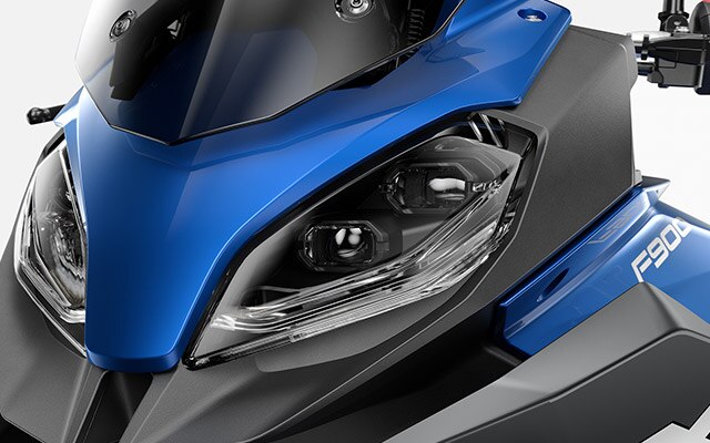Vediamo le luci della F 900 XR.