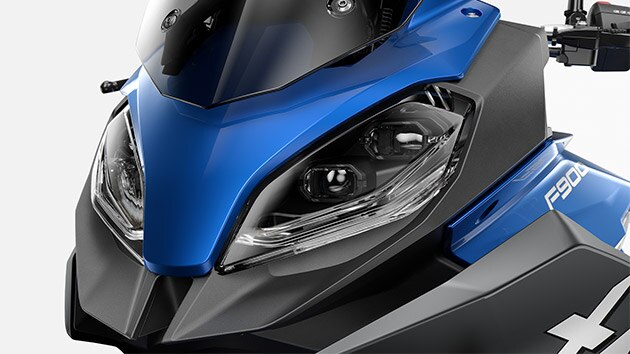 Vediamo le luci della F 900 XR.