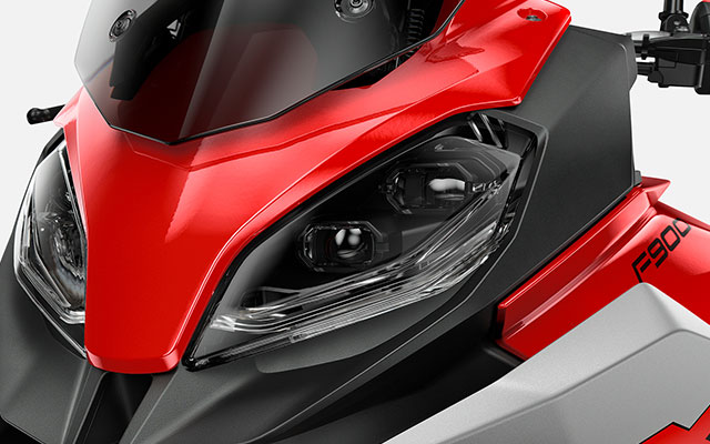Vediamo le luci della F 900 XR.