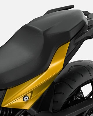 Vediamo la sella della F 900 XR.