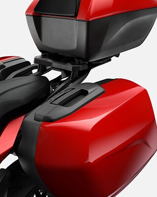 Vediamo le opzioni di stivaggio della F 900 XR.