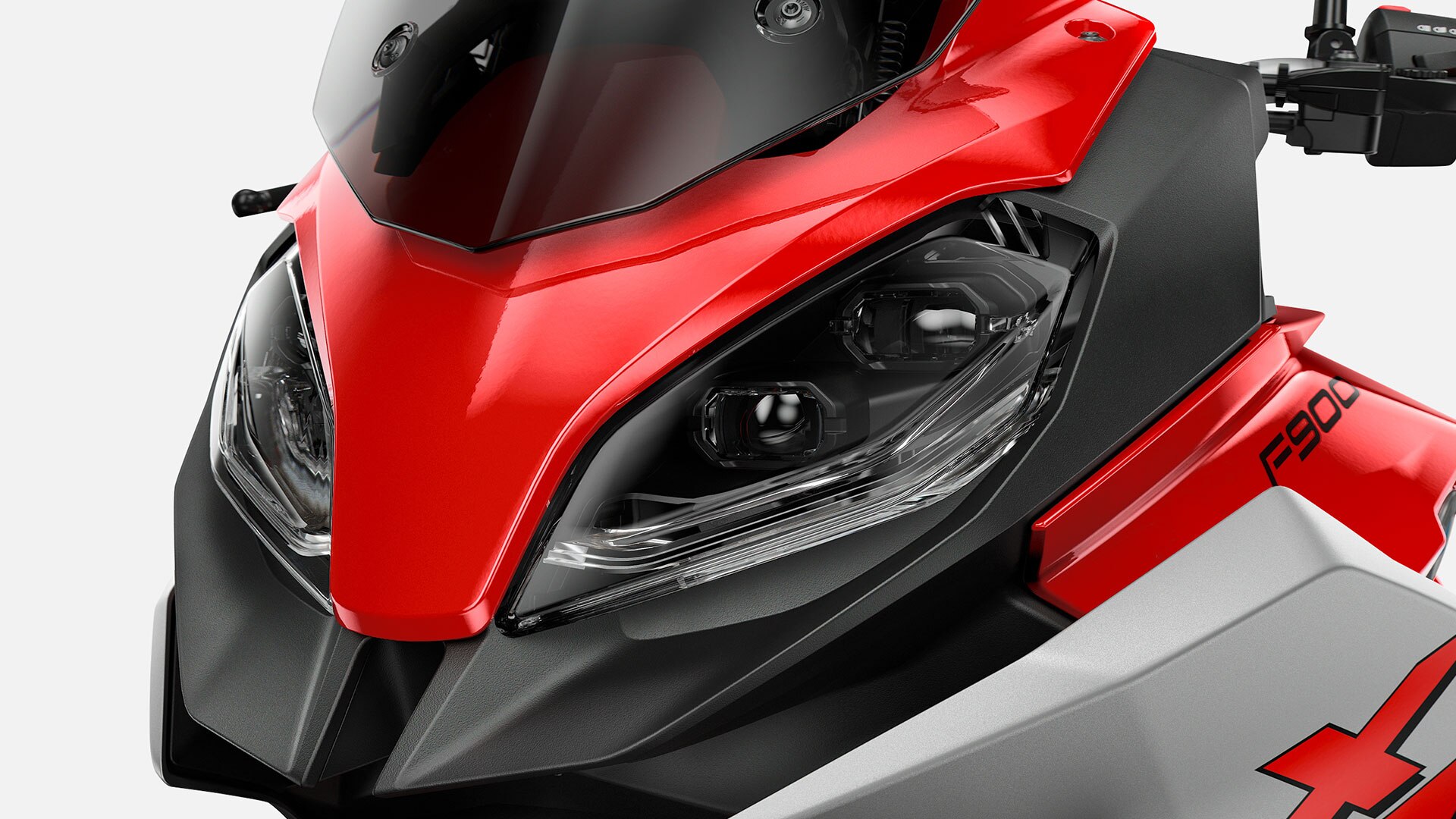 Vediamo le luci della F 900 XR.