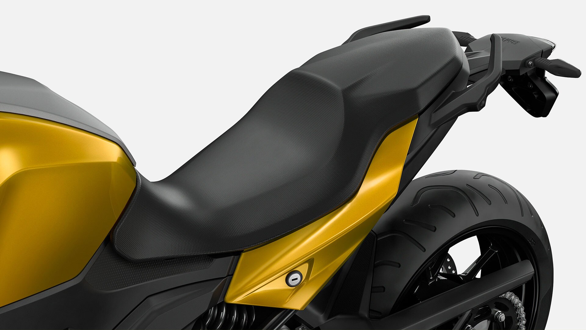 Vediamo la sella della F 900 XR.