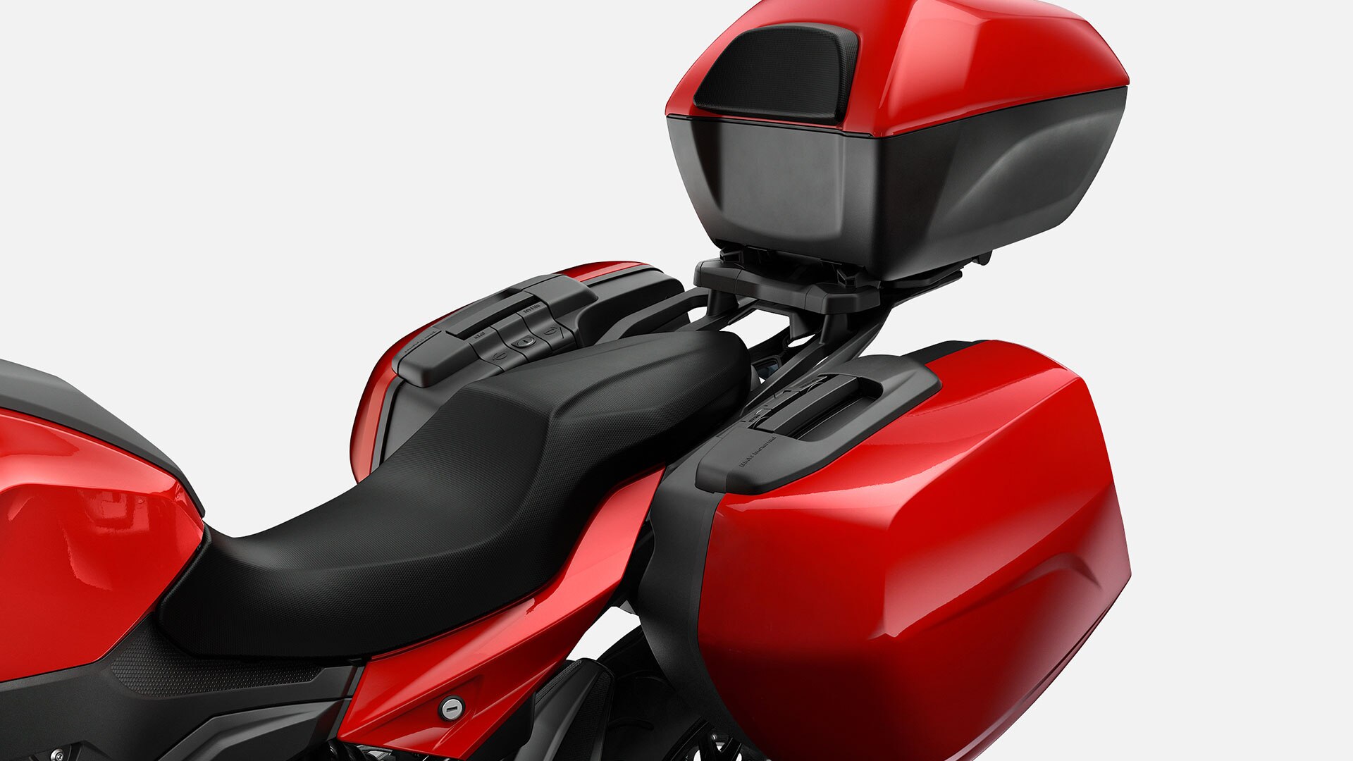 Vediamo le opzioni di stivaggio della F 900 XR.