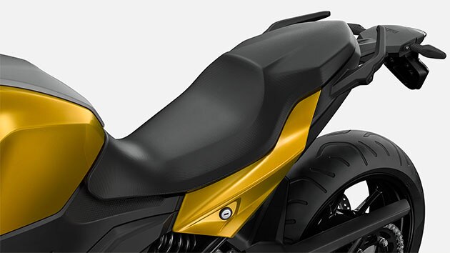 Vediamo la sella della F 900 XR.