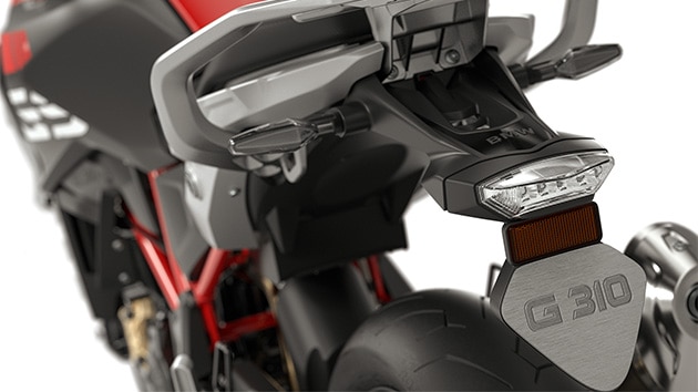 Vediamo il portatarga della G 310 GS.