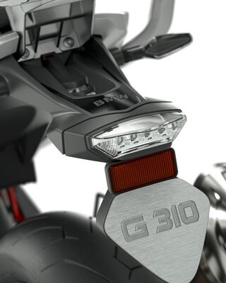 Vediamo il portatarga della G 310 GS.