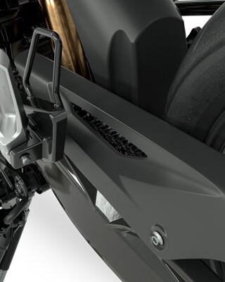 Vediamo forcellone, paracatena e pedana della G 310 GS di lato.