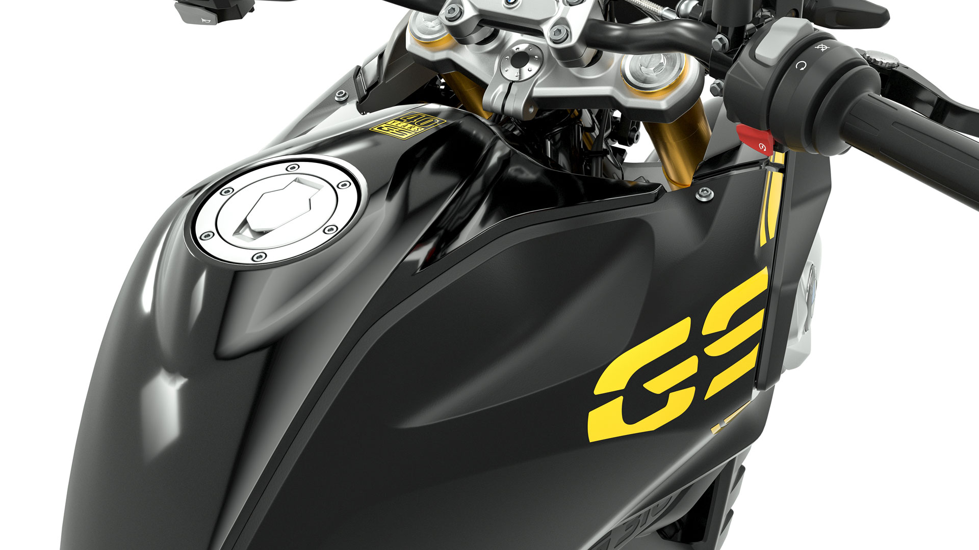 Vediamo il serbatoio e il manubrio della G 310 GS in dettaglio dall'alto di traverso.