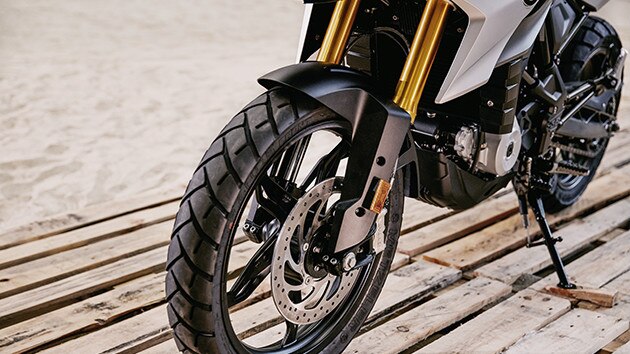 Forcella a steli rovesciati anodizzata color oro della G 310 GS.