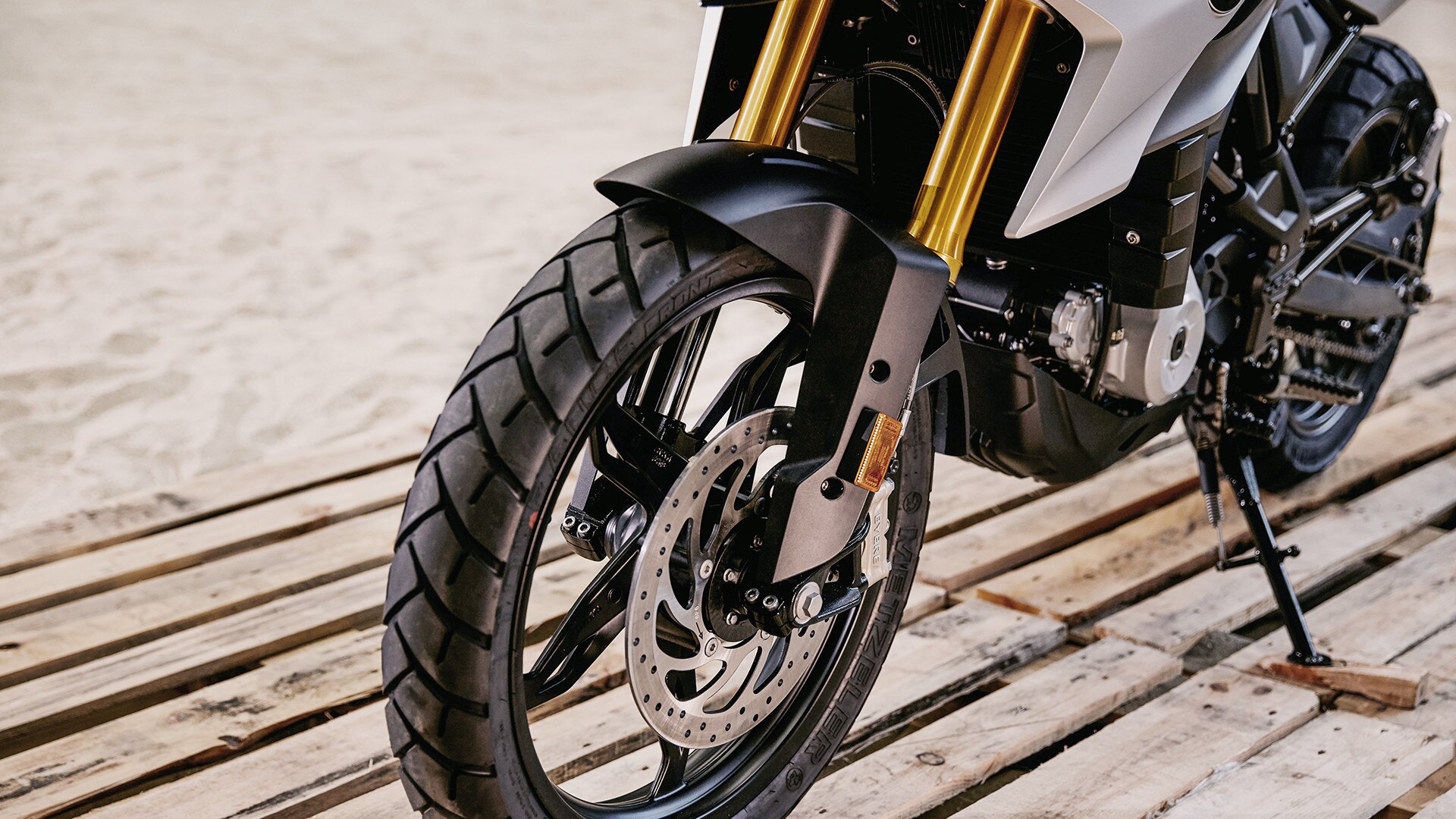Forcella a steli rovesciati anodizzata color oro della G 310 GS.
