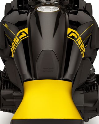 Vediamo il serbatoio della Edition 40 Years GS con scritta 1250 e logo Option 719 in dettaglio.