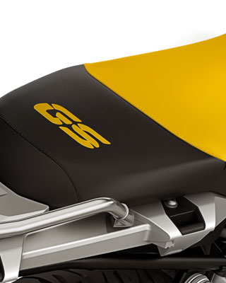 Vediamo la sella nera-gialla dell'Edition 40 Years GS con ricamo GS.
