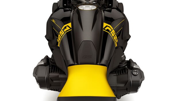 Vediamo il serbatoio della Edition 40 Years GS con scritta 1250 e logo Option 719 in dettaglio.