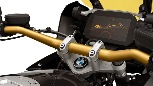 Vediamo l'Edition 40 Years GS con manubrio color oro.