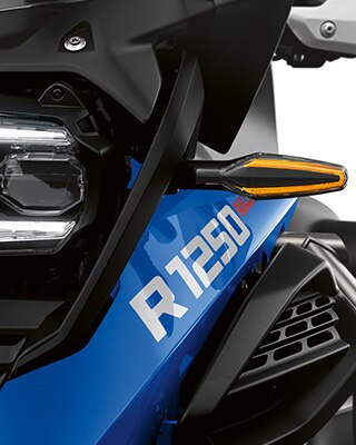 Vediamo gli indicatori di direzione a LED di serie con opzione Cruising Light.