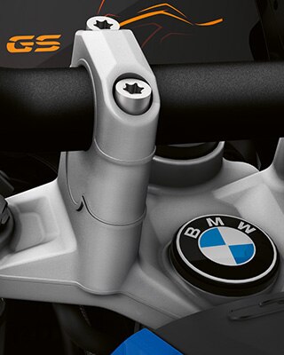 Vediamo la R 1250 GS Adventure con elemento di innalzamento manubrio.