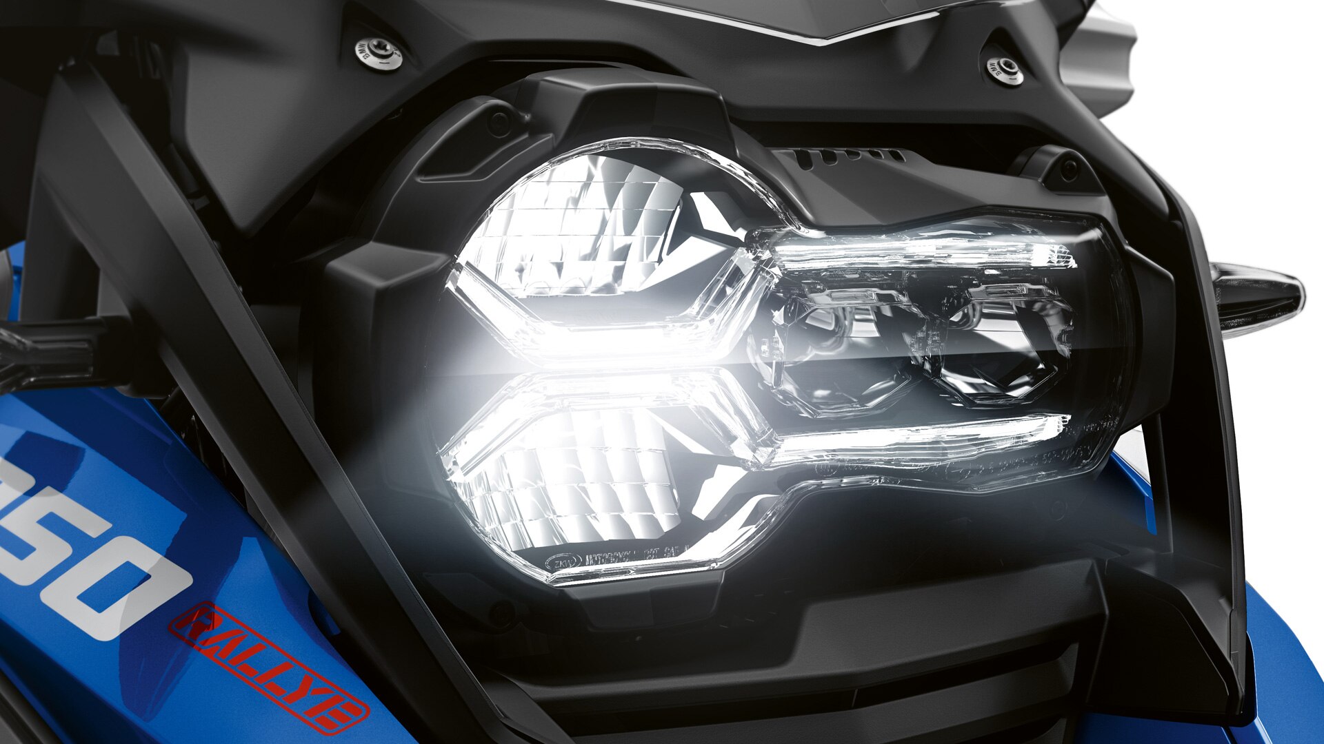 Vediamo il faro anteriore della R 1250 GS Adventure.
