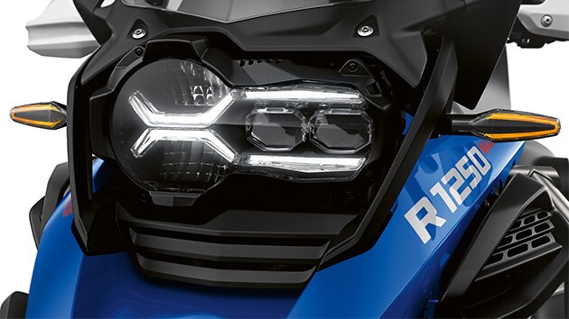 Vediamo gli indicatori di direzione a LED di serie con opzione Cruising Light.