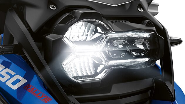 Vediamo il faro anteriore della R 1250 GS Adventure.