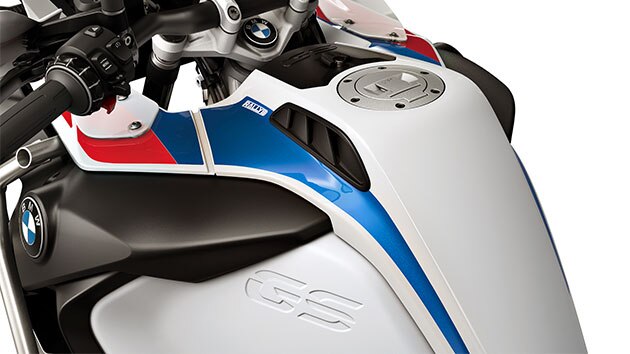 Vediamo il serbatoio da 30 litri della R 1250 GS Adventure.