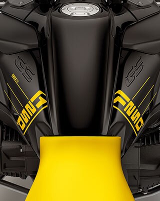 Vediamo il serbatoio della Edition 40 Years GS con scritta 1250 e logo Option 719 in dettaglio.