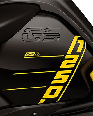 Vediamo la R 1250 GS dall'alto con scritta 1250 e il motore boxer sporgente con coperchio della testata cilindri del pacchetto Option 719 accessori fresati.