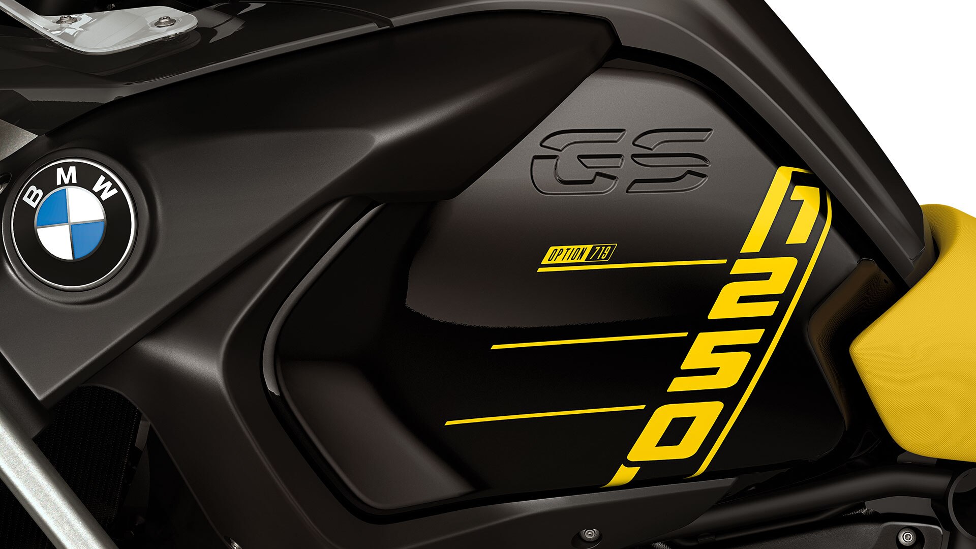 Vediamo la R 1250 GS dall'alto con scritta 1250 e il motore boxer sporgente con coperchio della testata cilindri del pacchetto Option 719 accessori fresati.