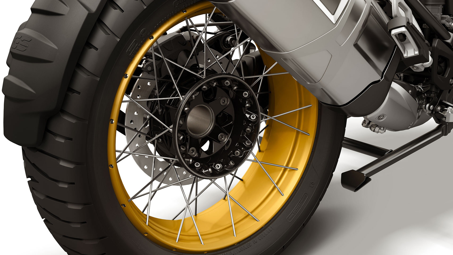 Vediamo l'Edition 40 Years GS con manubrio color oro.