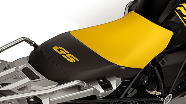 Vediamo la sella nera-gialla dell'Edition 40 Years GS con ricamo GS.
