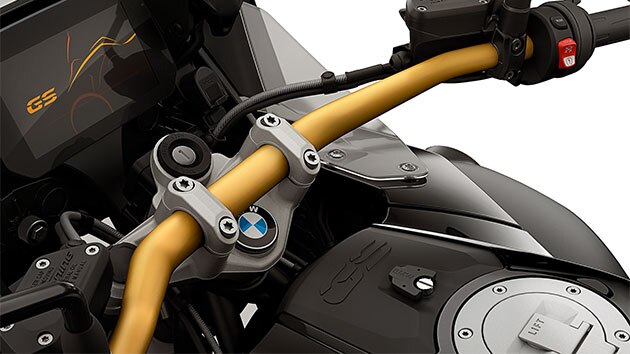 Vediamo il manubrio color oro con vano portaoggetti integrato.