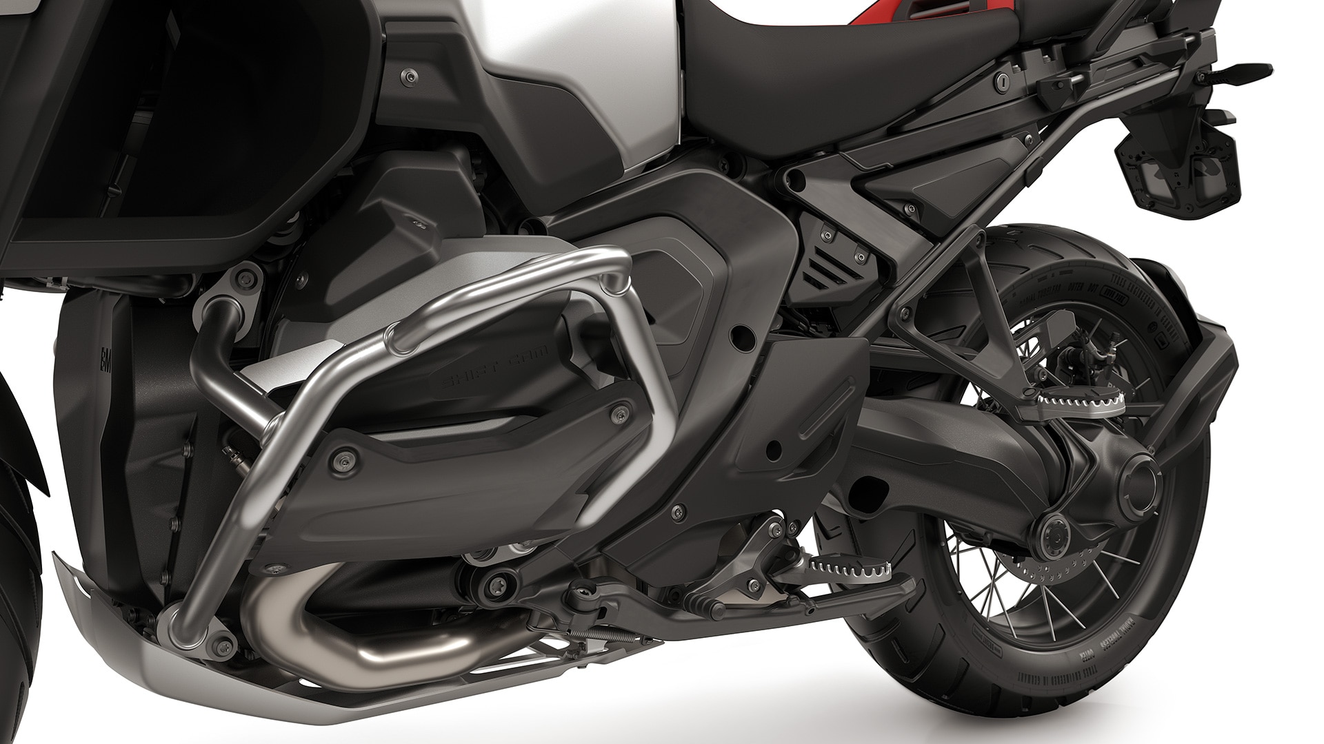 Elementi da Enduro come protezione motore più grande, leva del freno pieghevole e pedale del cambio regolabile, poggiapiedi Enduro inclusi, poggiapiedi del passeggero.