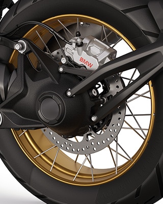 I cerchi con raggi incrociati dorati della BMW R 1300 GS Option 719 Tramuntana