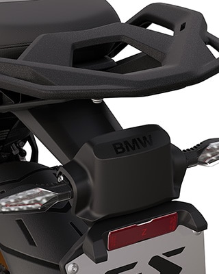 La BMW R 1300 GS Option 719 Tramuntana con indicatori di direzione integrati e radar posteriore