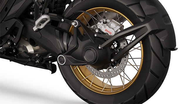 I cerchi con raggi incrociati dorati della BMW R 1300 GS Option 719 Tramuntana
