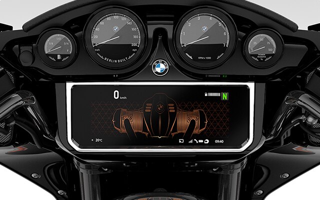 Il cockpit con gli indicatori circolari analogici e il display TFT.
