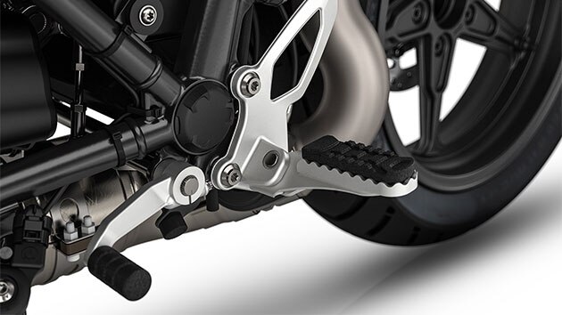 Vediamo i poggiapiedi della R nineT Scrambler.