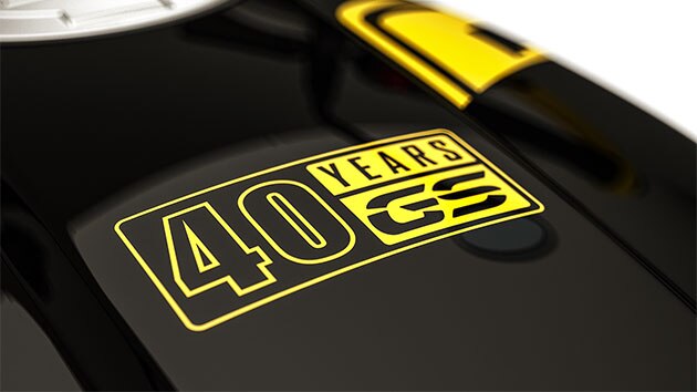 Vediamo l’adesivo dei 40 anni di GS sul serbatoio della R nineT Urban G/S.